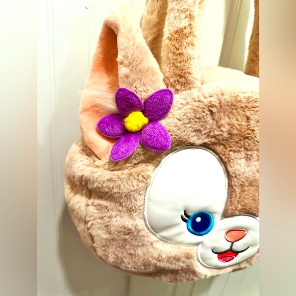 Shanghai Disneyland’s famous character Lina Bell Faux Fur w/flower Shoulder Bag - Picture 2 of 3